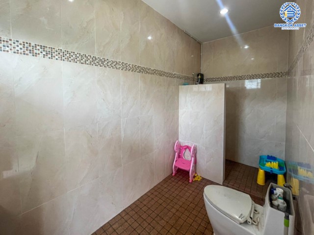 *****บ้านเดี่ยวมือสองย่านกรุงเทพฯ ม.แจ้งวัฒนะ ซอยแจ้งวัฒนะ10 หลังมุม เนื้อที่กว้างขวางมากถึง 272 ตร.ว. ฟังก์ชัน 7 ห้องนอน 5 ห้องน้ำ ที่จอดรถ 10 คัน ที่ดินสุดกว้างขวาง บนทำเลหายาก เชื่อมต่อทุกการเดินทางอย่างสะดวกสบาย ใกล้รถไฟฟ้าสายสีชมพูและสายสีแดง "สถานีหลักสี่" และทางด่วน "ศรีรัช" จองเลยวันนี้!!